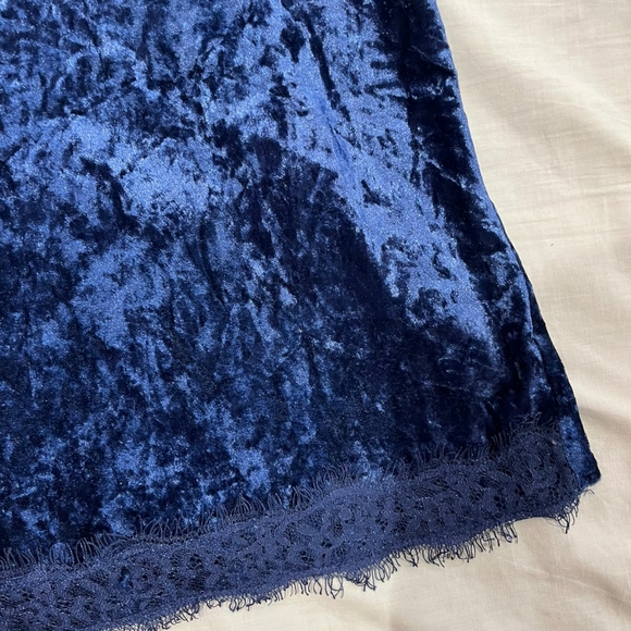 Blue velvet camisole - Picture 4 of 10